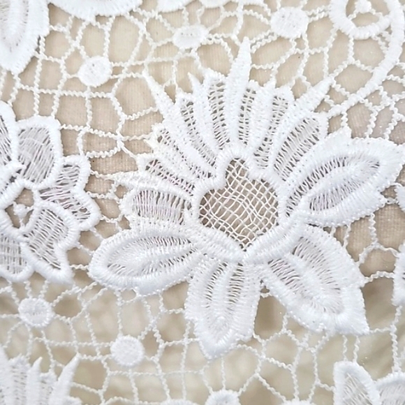 Muche et Muchette Crochet Sleeveless Top White Embroidered Lace Keyhole Back - Picture 9 of 12